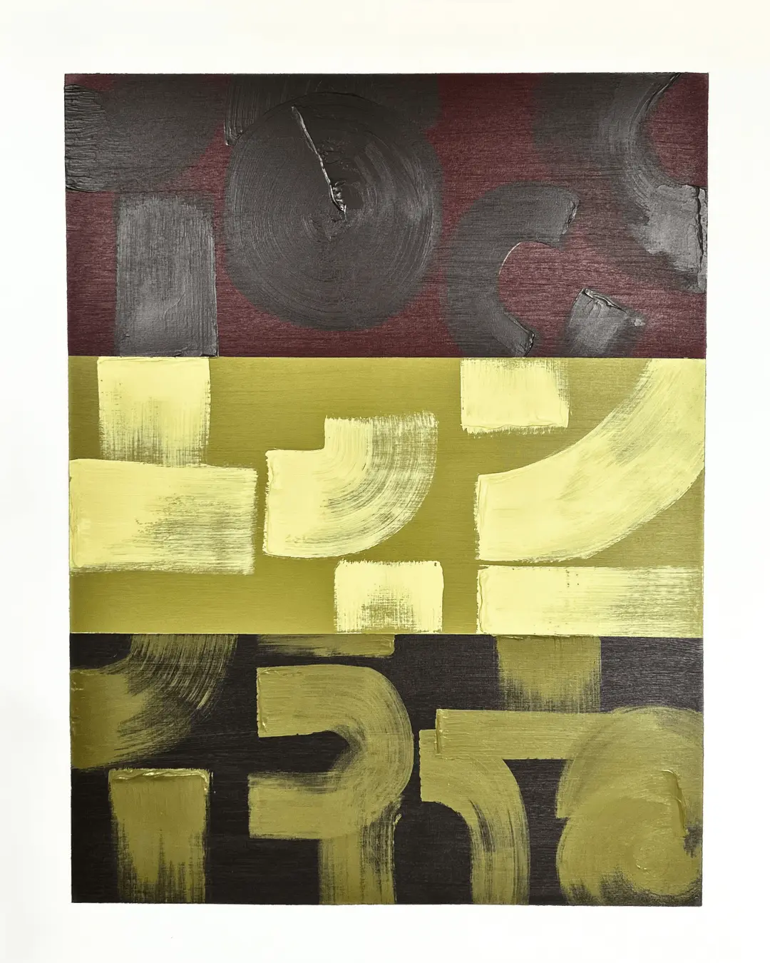 Abstract doek in drie horizontale banden: bordeauxrood met zwarte penseelstreken bovenin, olijfgeel met lichtgele vegen in het midden en zwart met gele vormen onderaan.